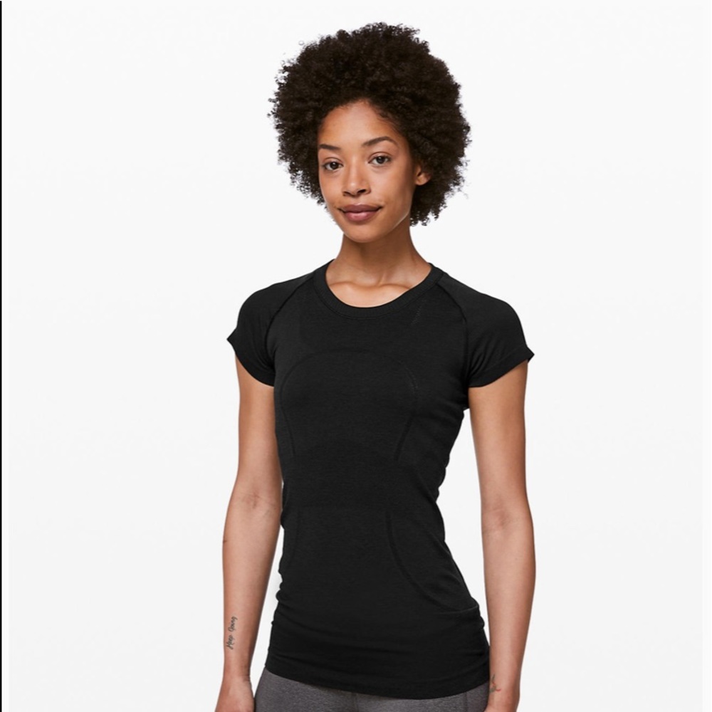black lululemon shirt